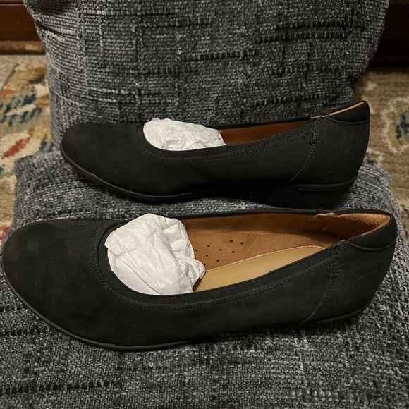 Cobb Hill by New Balance Women's Classic Black Loafers - Picture 4 of 8